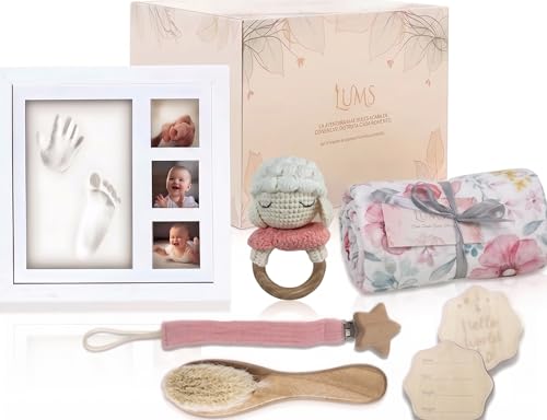 LUMS Canastilla Bebe Recien Nacido – Set Original con 6 Productos: Marco Huellas, Manta, Sonajero, Peine y Más – Cesta de Regalo Ideal para Baby Shower, Niño o Niña – Regalo Útil y Emotivo