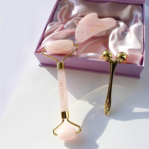 Rosenquarz-Roller und Gua Sha Set von Ari Anwa Skincare