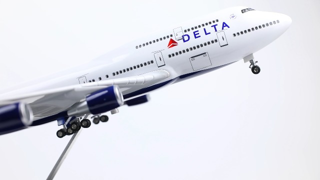 Modèle Avion Delta Boeing 747 Métal 1/400 Avec Roues - 15,5cm - Décoration Et Collection Aviation