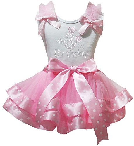 Camisa de lunares rosados y falda cómoda que soluciona el look de fotos de tercer cumpleaños
