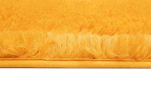 Tapis moderne jaune moutarde fausse fourrure et descente de lit épaisse
