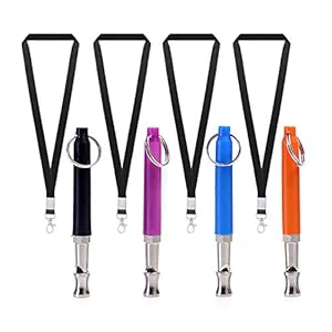 Mousyee Hondenfluitjes, 4 stuks hondenfluitje met riem vier kleuren hondenfluitje set roestvrij stalen hondenfluitjes hoge pitch-fluitje met lanyards en sleutelhangers voor terugroepcontrole en verreikend