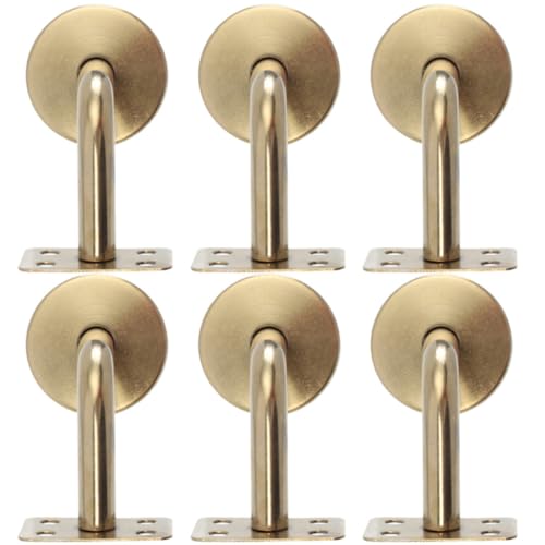 Soportes de acero dorado para pasamanos en decoración de salones modernos