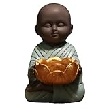 DESIGN INNOVANT: Le bougeoir statue du petit moine présente un design innovant qui mélange des éléments bouddhistes avec des décorations modernes, ce qui le rend unique.