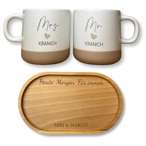 Hochzeitsgeschenk Mr & Mrs Tassen Set mit graviertem Tablett | Hochzeitsgeschenk personalisiert | Geschenkset für das Brautpaar (2 Tassen plus Tablett)