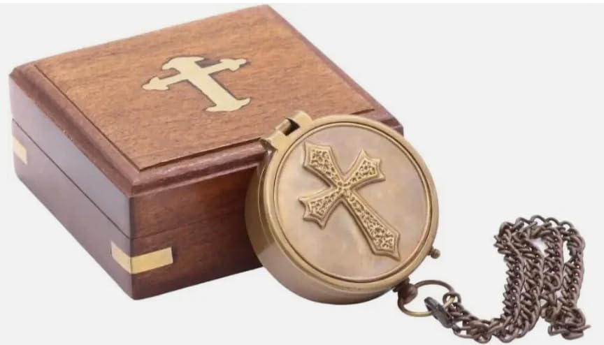 Brújula de latón con grabado de cruz y caja de madera miniatura 3