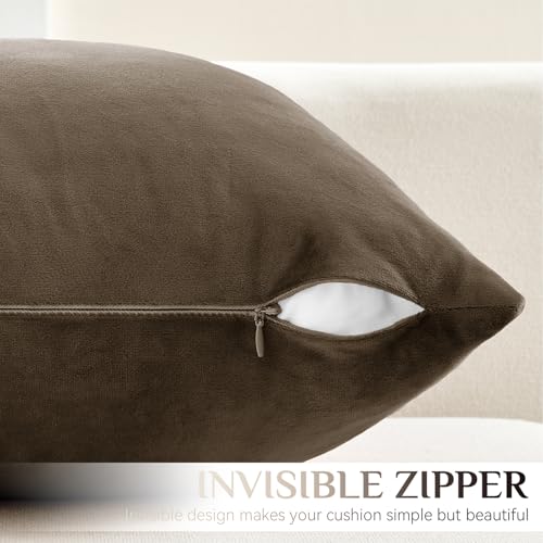 Housse de coussin en velours doux Softaker marron et gris pour une déco chic