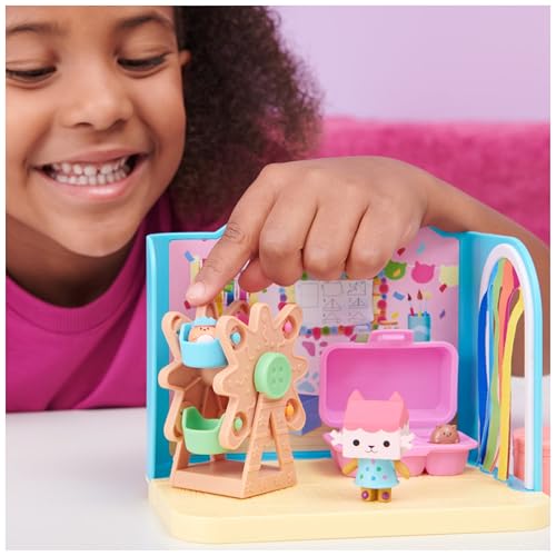 Gabby et la Maison Magique - Gabby Dollhouse - Pièce Atelier Bébé Boîte - 1 Figurine + Accessoires - Dessin Animé Jouet Maison De Poupée - Jouet Enfant 3 Ans Et +
