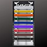 Tu colgador de cinturón de karate es muy fácil de instalar. Tu soporte se suministra con todo el kit necesario para colgar tu cinturón de karate en la pared. Las sencillas instrucciones de instalación tendrán tu cinturón de karate en la pared en cuestión de minutos. Los espaciadores de pared incluidos proporcionan la manera perfecta de mantener tu cinturón de karate desplazado de tu pared para garantizar una estética visual elegante. Tu cinturón se verá pronto como una pieza de arte de pared para mostrar tus cinturones de karate.