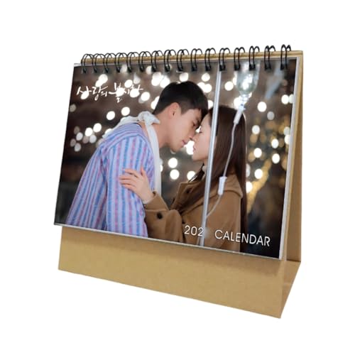 愛の不時着 カレンダー 2026年 ヒョンビンさん ソンイェジン 卓上カレンダー スケジュール 韓国ドラマ 装飾 写真集 応援グッズ 周辺 文房具 事務用品 家 オフィス用品 ギフト クリスマス 新年 お正月 プレゼント (単面印刷,A)