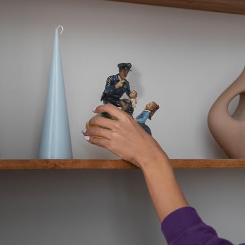 Estatua de Cerámica Policía con Niño 6.5 pulgadas miniatura 2