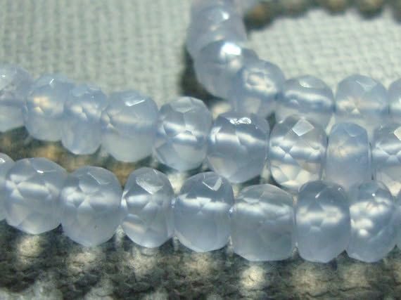 Rondelle facettée en calcédoine bleu lavande sans teinture pour peau sensible