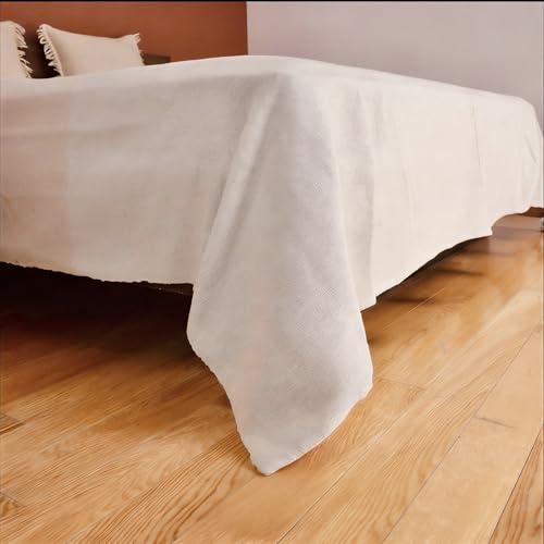 THE MOROCCAN VIBRATIONS Colcha tejida a mano y cojines surtidos, elegancia artesanal y confort refinado, edición crema, fabricada en Marruecos