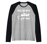 ¿Te encanta la pesca de curricán? Entonces este divertido diseño de "curricán con mis peces" con barco de pesca y amigos pescadores que curricán en el mar atrapando algunos peces grandes será ideal para llevar en tu próximo viaje de pesca 4 amigos curricán con cañas de arrastre y línea.