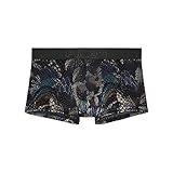 L'ÉLÉGANCE EXCENTRIQUE : Avec son motif peau de bête, sur base velours dévoré, et ses couleurs chatoyantes, le boxer court COBRA ne risque pas de passer inaperçu. Ce sous-vêtement affirme un style unique, à la fois raffiné et singulier.