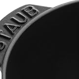 Staub 1102523 Garnek na muszelki, z pokrywką 25 cm, 2,0 l, nadaje się do płyt indukcyjnych z czarną matową emalią wewnątrz garnka, czarny