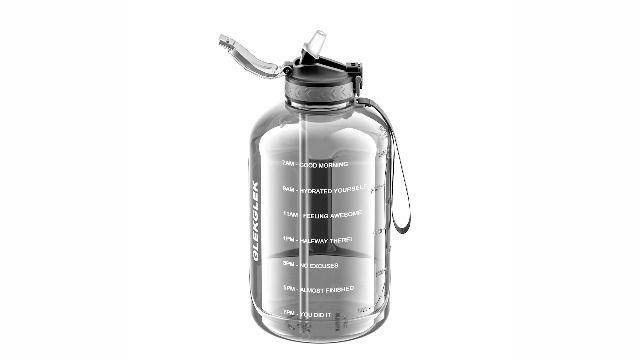 Geïsoleerde waterfles van een halve gallon