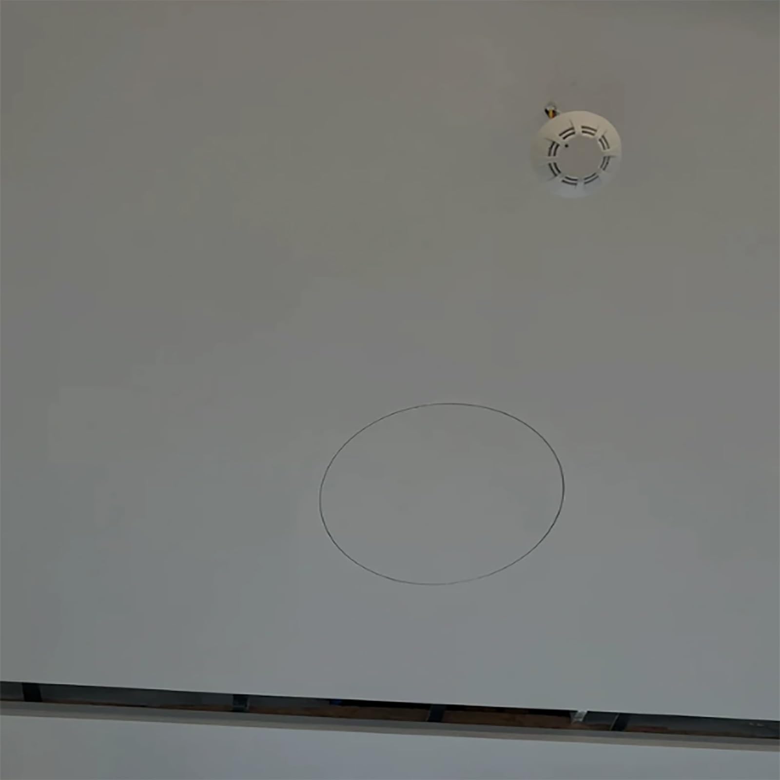 Ukryty właz inspekcyjny z zamknięciem magnetycznym, panel dostępowy