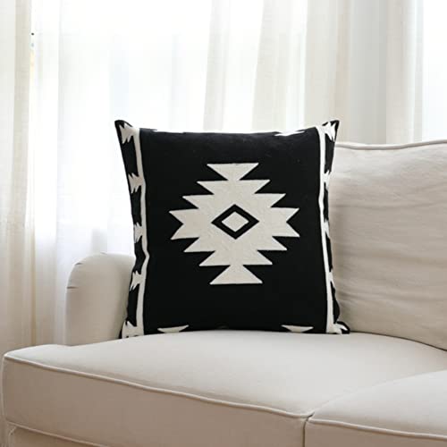 Housse de coussin brodée aztèque pour redonner du style à un canapé terne