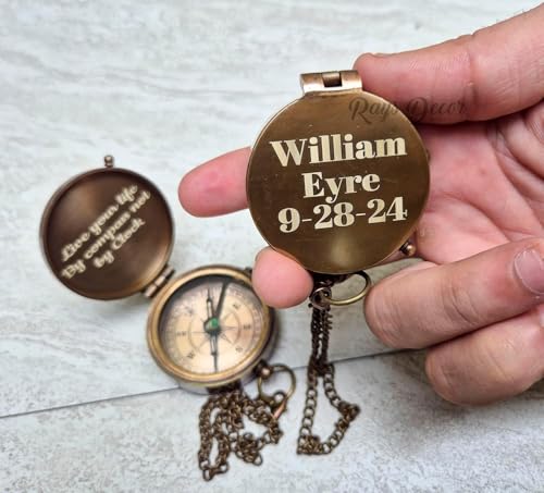 Brújula de latón grabada personalizada con cubierta de cuero miniatura 2