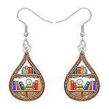 Conception unique: Deux styles distincts de boucles d'oreilles à thème étagère présentant des motifs d'étagère en bois complexes remplis de livres en miniature colorés.