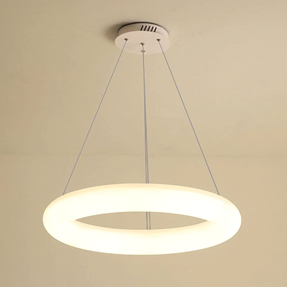 Lampe à suspension LED blanches pour illuminer une salle à manger au plafond sombre