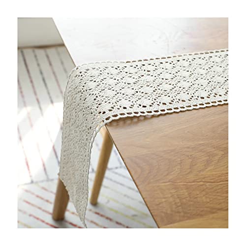 Chemin de table beige pour rompre la monotonie d'une nappe blanche avec fleurs creuses