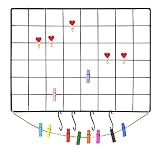 Rejilla de pared y accesorios de montaje. El kit de rejilla de hierro incluye 2 paneles de rejilla de metal de 40 x 30 cm, 20 clips de madera de colores + 2 m de cuerda de cáñamo, 10 clips en forma de corazón + 1,5 m de cuerda de cáñamo, 4 ganchos en S s de 97 mm, 4 clavos sin marcar. El paquete incluye accesorios de montaje y suspensión que te permiten un uso más fácil y rápido. La rejilla para fotos es una opción ideal para decorar paredes y ahorrar espacio.