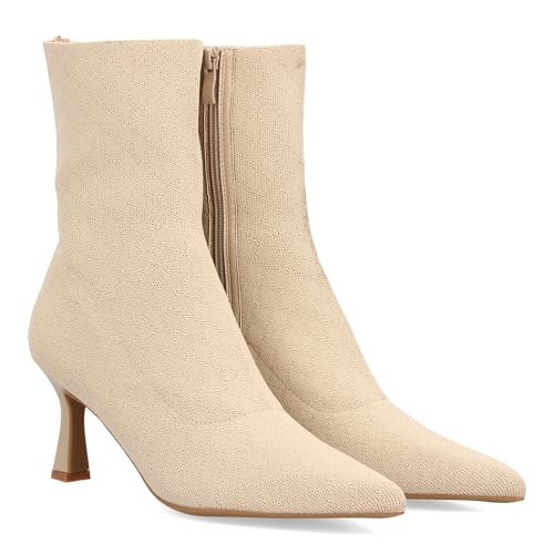 97810 Botin para mujer con diseno minimalista y versatil. Silueta estilizada con punta fina y tacon medio tipo kitten, cierre lateral con cremallera, ideal temporada de Otono invierno. Beige Talla 38