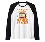 Ideale per gli appassionati di gioco d'azzardo e slot machine, questa maglietta è ideale per la tua prossima vacanza o festa di compleanno a tema casinò. Indossalo mentre ti godi i tuoi giochi di slot preferiti o semplicemente sognando di vincere il jackpot.