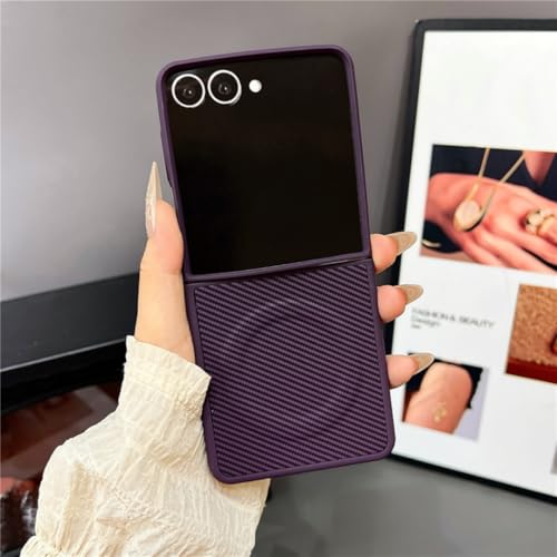 Coque violette Galaxy Z Flip6 style carbone pour protéger votre smartphone en déplacement