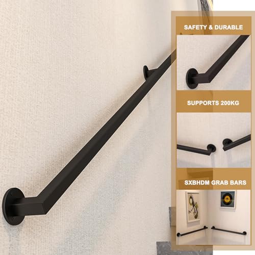 Rampe d'escalier en tuyau noir pour sécuriser les marches du salon au sous-sol avec style industriel
