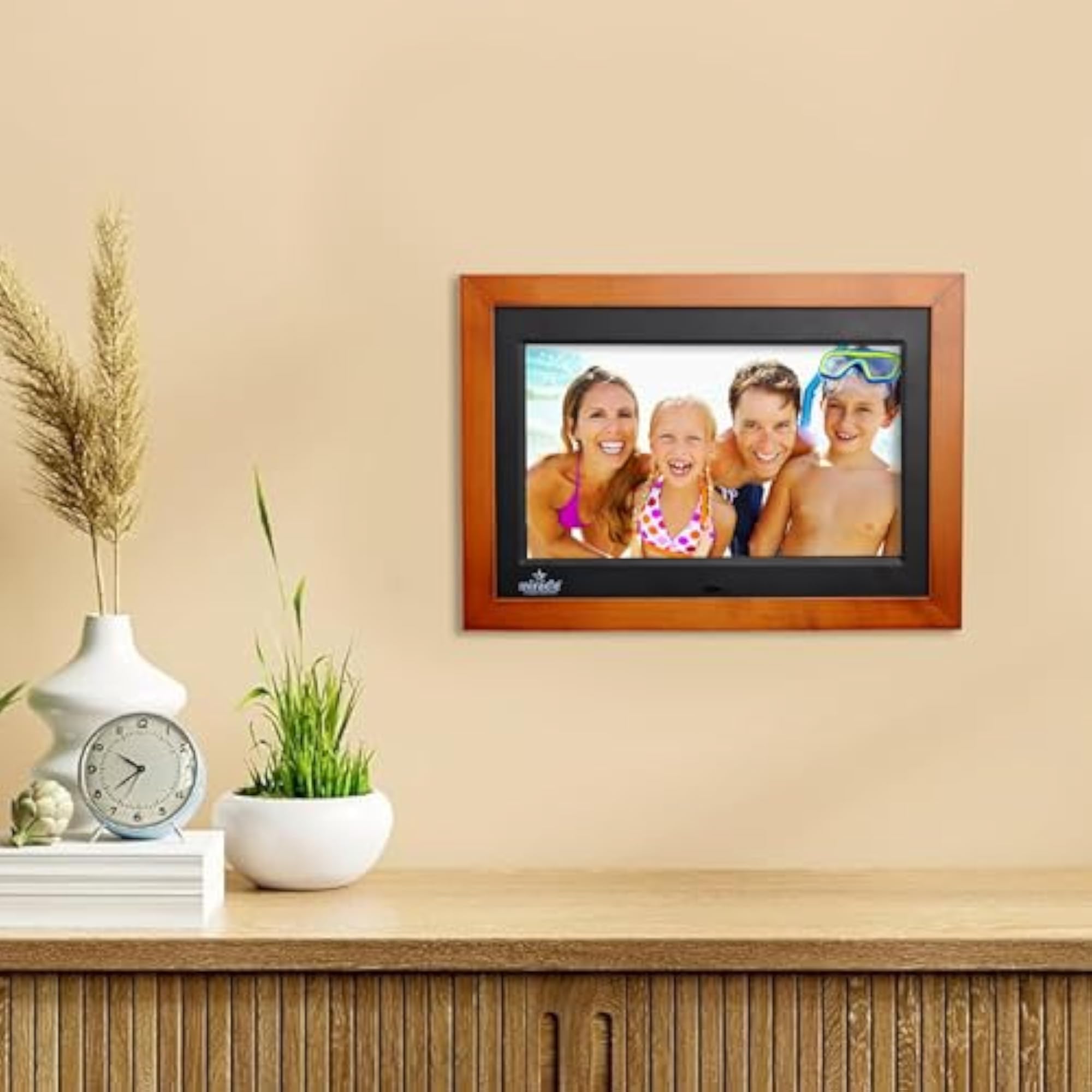 10 IPS Wooden Photo Frame with 8GB Memory and High-Def Display