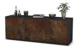Dieses Lowboard hat Gesamt-Maße von 136x49x35cm. Mit der Gesamtlänge von ca. 1,36 Meter bietet dieser Schrank vielzählige Einsatzmöglichkeiten. Die Frontfarbe Rost wirkt antik und verleiht einen Retro Industrie-Look. Die Darstellung von alten, verwitterten oder verrosteten Metall / Eisen wirkt Rot-Braun bzw. Bronze-Farben. Der anthrazit matte Korpus kann überall integriert werden, besonders edel wirkt er im Kontrast zu hellen Wänden.