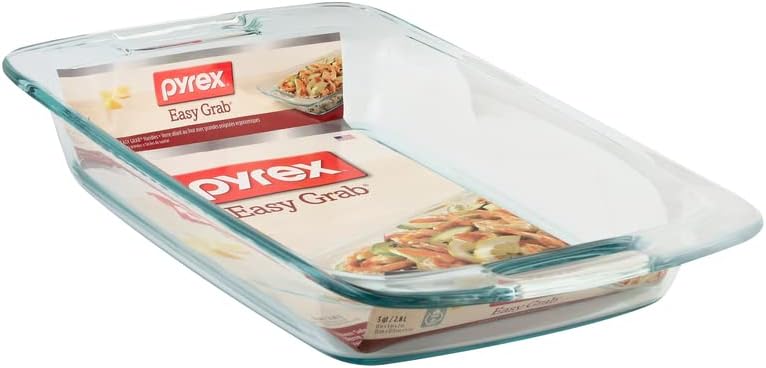 En angle view of Pyrex Easy Grab dish with packaging