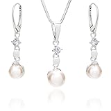 ANHÄNGER: Hochwertiger, schimmernder Perlen-Anhänger aus der Swarovski Elements Kollektion. Wunderbar angepasst an die glanzvolle Silberkette. Anhängergröße ohne Schlaufe: 20mm x 8mm. OHRRINGE: Perlen-Ohrringe aus Sterlingsilber mit 925-Echtheitsstempel. Swarovski Elements. GRÖSSE: 35mm x 8mm. VERSCHLUSSTYP: Klappbügel.