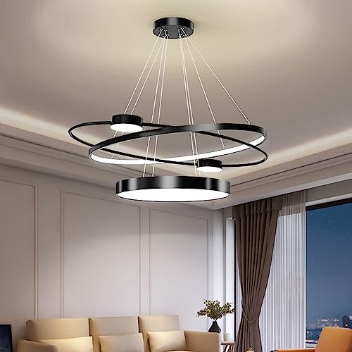 Chandelier de pendentif en or LED au-dessus d'une table de rablète conviviale