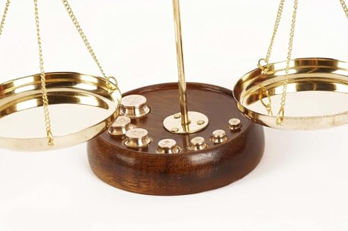 Báscula de equilibrio de latón con base de madera miniatura 3