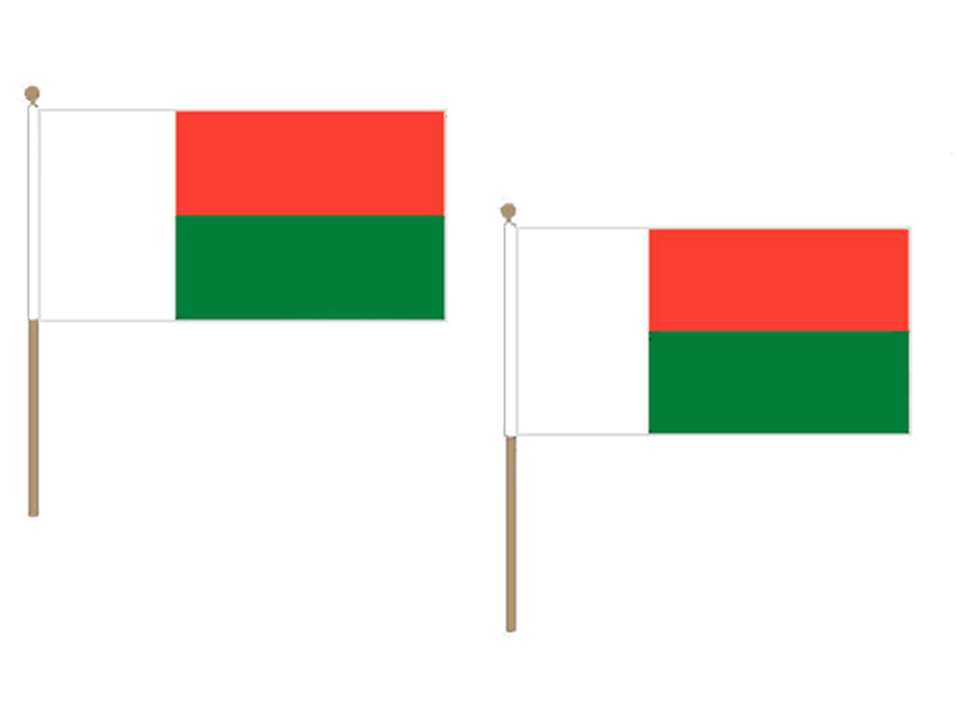 Drapeau malgache 30 x 45 cm avec hampe en bois finition soignée AZ FLAG