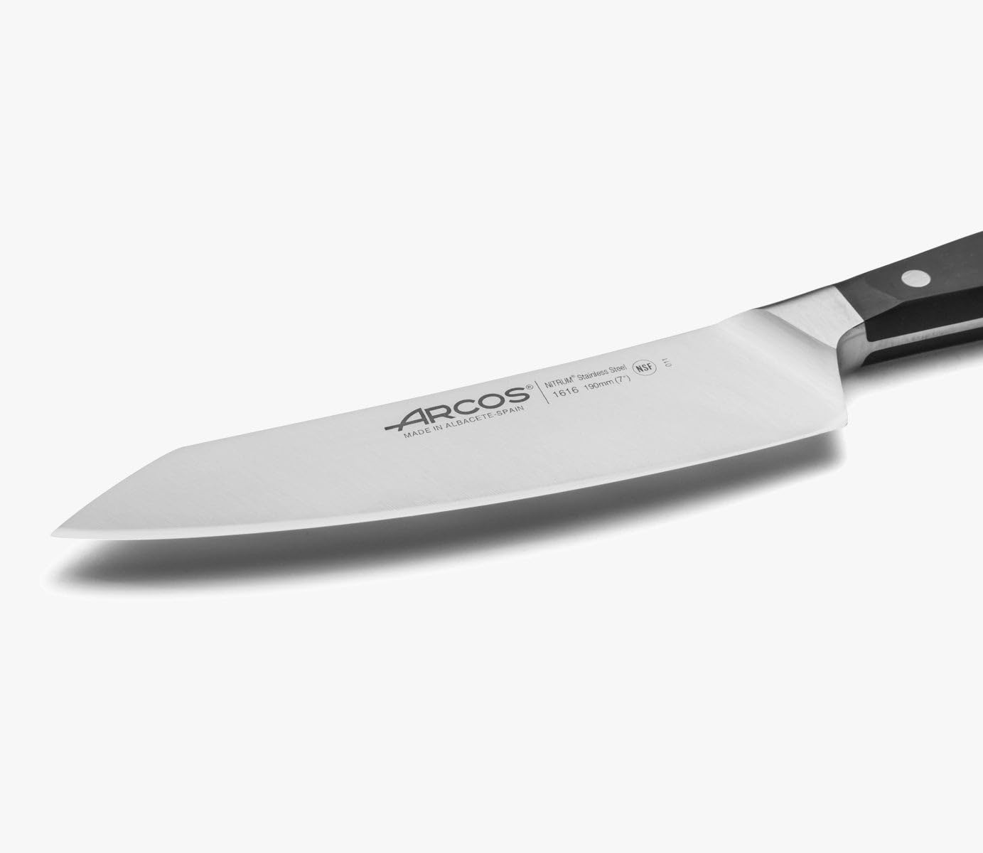 Arcos Coltello Santoku Forgiato in Acciaio Inossidabile – Coltello da Cucina Affilato Giapponese per Pesce, Carne e Verdure – Manico Ergonomico in Poliossimetilene, Lama da 190 mm – Nero, Manhattan