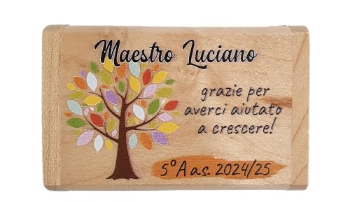 Realizzata in legno e dotata di scatolina coordinata, questa chiavetta USB ha una capacità di stoccaggio di 16 gb o 32 gb e velocità di trasferimento dati 2.0