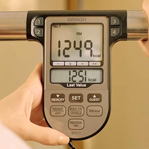 OMRON BF511 to walidowany klinicznie monitor składu ciała z 8 precyzyjnymi czujnikami do pomiaru całego ciała niebieski
