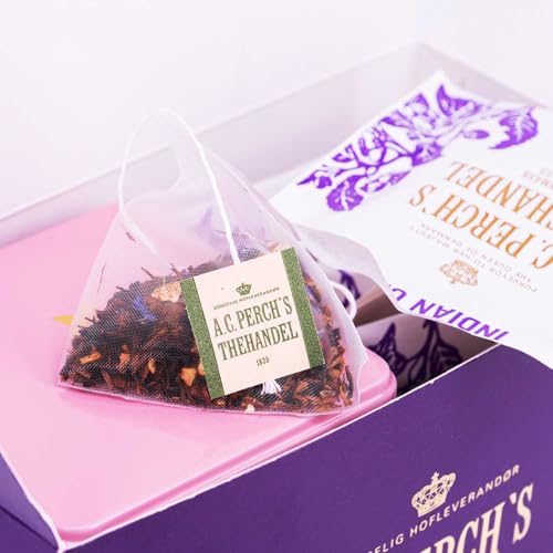 A.C. Perch’s Indian Chai Tee – 10 Pyramiden-Teebeutel in klassischer rosa Teedose – Wärmende Chai-Mischung mit Zimt, Ingwer & rotem Pfeffer – Elegantes Geschenk oder Aufbewahrungsdose