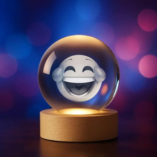 Plexido 3D Kristallkugel LED – Verschiedene Motive zur Auswahl: Tiere, Kosmonaut, Emojis – Deko-Licht aus Glas mit Holzsockel – Personalisierbar – Geschenkidee (Lachender Emoji Smiley „XD”)