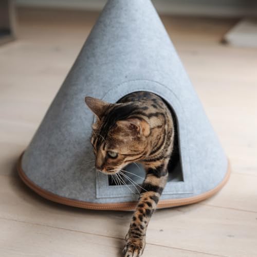 CanadianCat Company | Katzen Tipi Zelt für Haustiere Katzenzelt Cone Katzen Tipi, XL Katzenhöhle aus Filz inkl. Flauschkissen, hellgrau, 45 x 45 x 50 cm