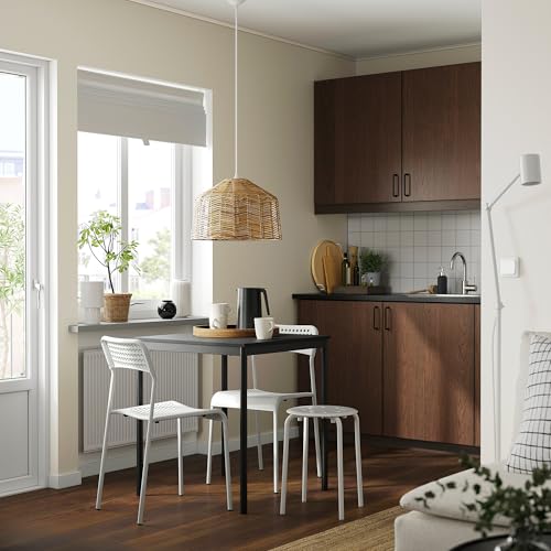 Chaise Sandsberg blanc autour de la table pour des repas conviviaux