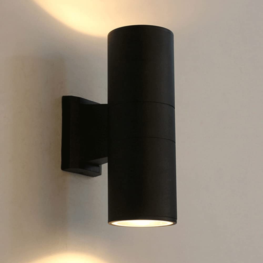 Applique linéaire longue LED pour illuminer vos soirées au bord de la piscine