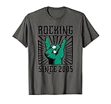 Rocking Since 2005 Rocker Tee zum Geburtstag für Rock Liebhaber mit grüner Hand, die das Rocker Handzeichen zeigt. Perfekt für Papa, Mama und für Leute, die Rock und HeavyMetal mögen. Zum Geburtstag oder Weihnachten.