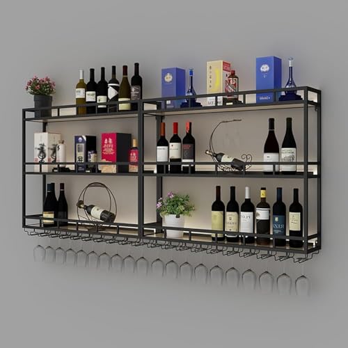 Estante de exhibición de licor de metal industrial rústico montado en la pared con soportes de vidrio y luces, perfecto para cocina, bar o cafetería.