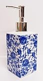 Design fabriqué à la main : des transferts floraux exquis en céramique bleu de Delft ornent ce distributeur de savon en porcelaine, décoré à la main au Royaume-Uni.